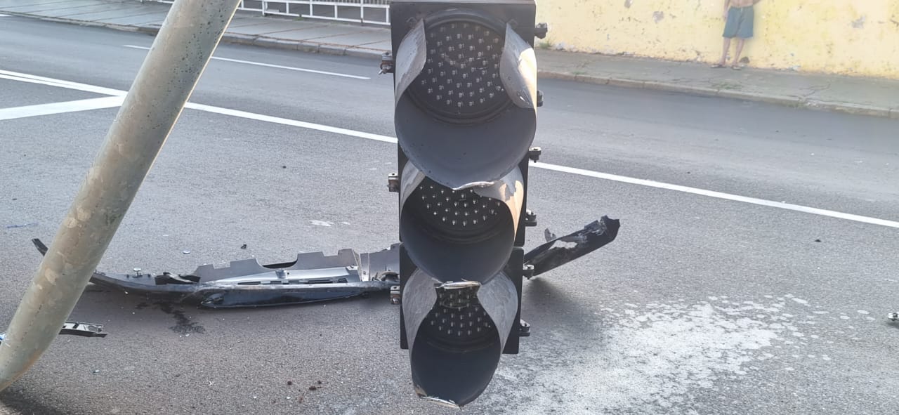 Foto 12 de 21 — Veículo de luxo se envolve em grave acidente na Via Expressa